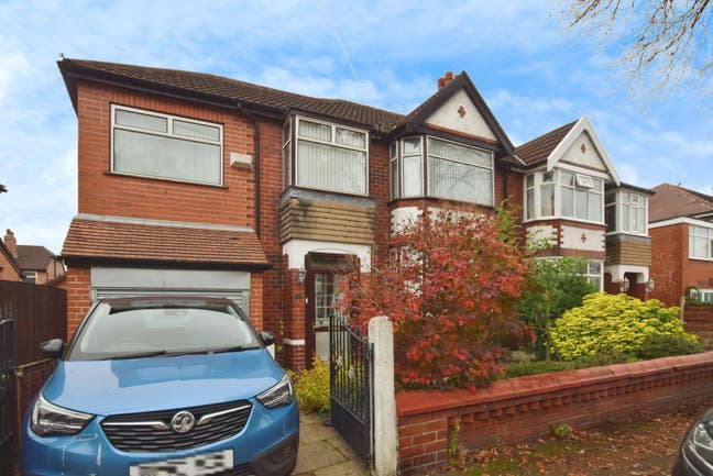 Large Bright Double Room in Stretford  Main Photo