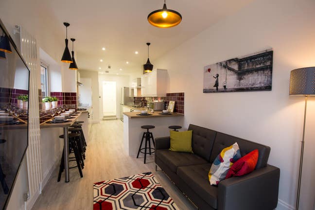 Stylish Double Room in Professional Houseshare!  Main Photo