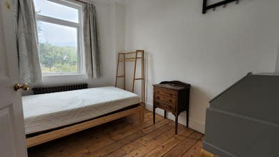 Small Double in stunning property - Elizabeth Line Main Photo