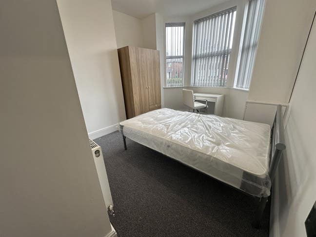 Ensuite  room close to Warrington hospital Main Photo