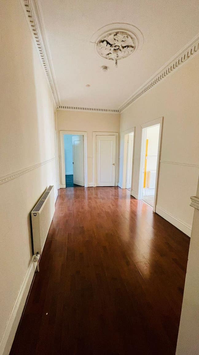 Room available -(photos of unfurnished dw) Main Photo