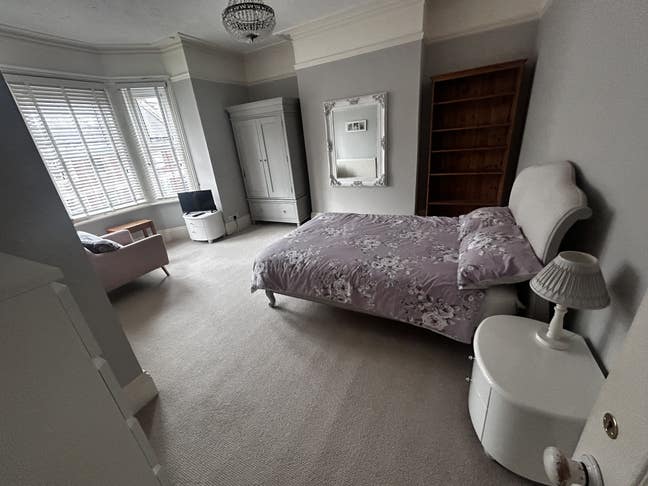 Large En-suite Double Room by the Sea Main Photo