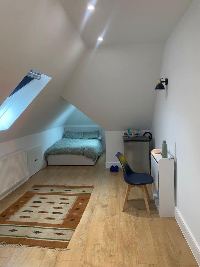 Spacious loft room, in laid back, large home Main Photo
