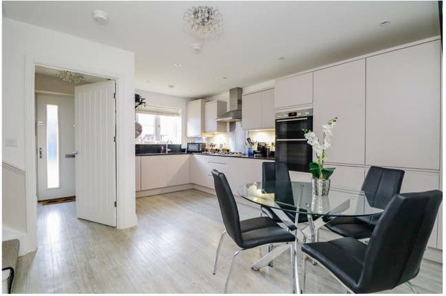 Double Room in new build home - £700 all in  Main Photo