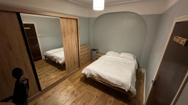 Cozy, yet modern; double Bedroom in Syon Lane Main Photo