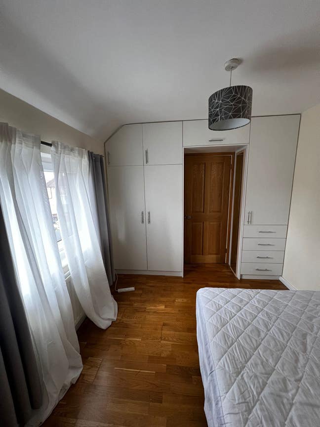 A double room available in a three bedroom house Main Photo