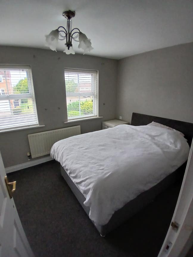 Houseshare in lovely quiet area, working people on Main Photo