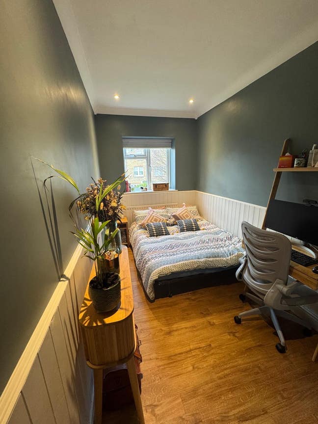 Bright & modern double room available in spacious  Main Photo