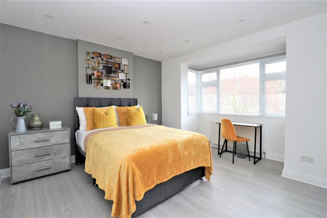 Female Preferred | Extra Large | 3Mins  Streatham Common
 Main Photo