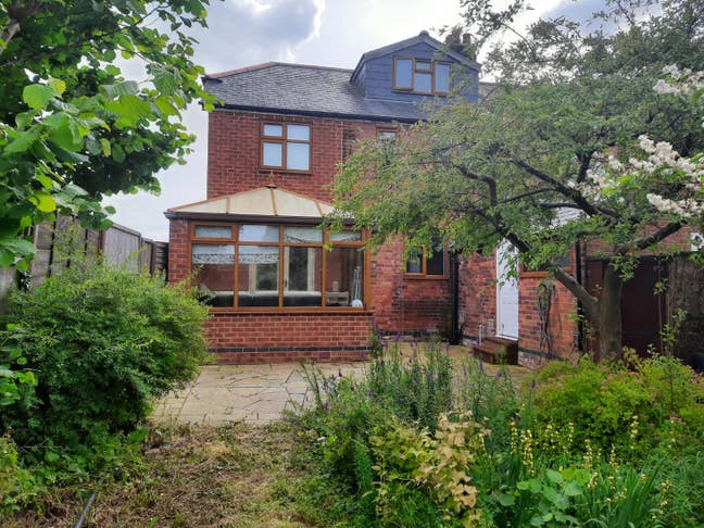 Double Bedroom and ensuite in big Ruddington house Main Photo