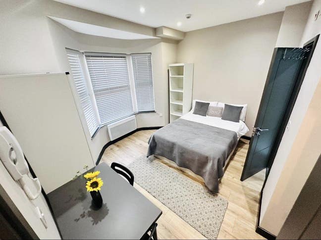 🛏️  Spacious Ensuite Room to Let in - Feltham  Main Photo