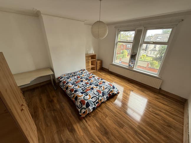 Large Spacious Sunny Room Main Photo