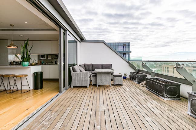 Beautiful 2 bed apartment on the Thames Main Photo