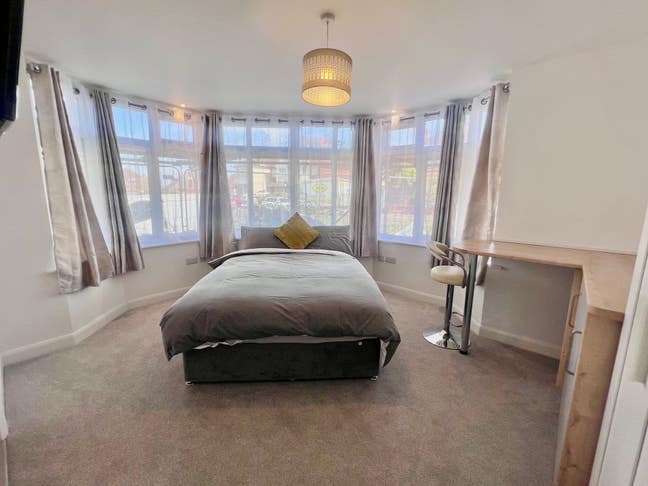 One double bedroom rooms with Ensuite bathroom Main Photo