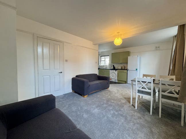 New Refurbished Rooms in Worcester Park Main Photo
