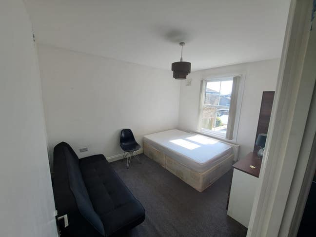 Room available in E15 Main Photo