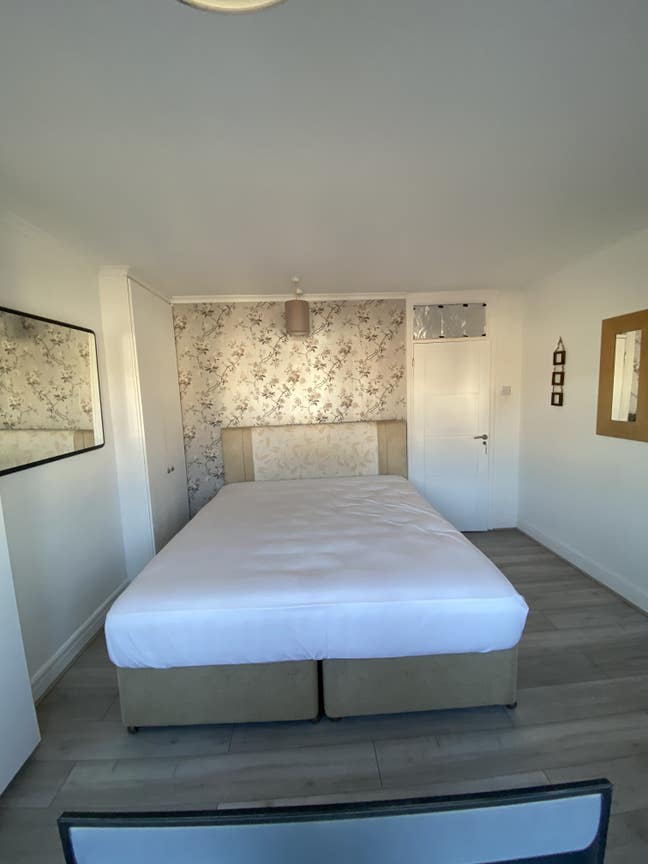 2 Double bedrooms house newly refurbished Main Photo