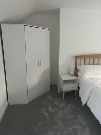 Light and airy double bedroom inewly redecorated Main Photo