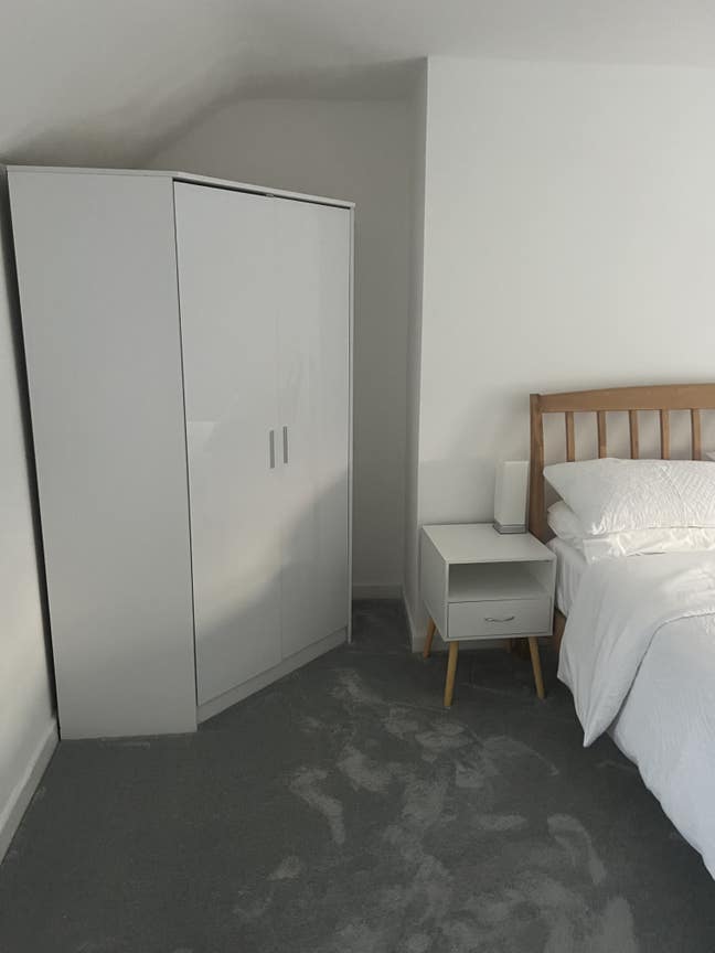 Light and airy double bedroom  Main Photo