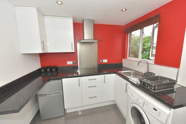Studio Apartment to Let Main Photo