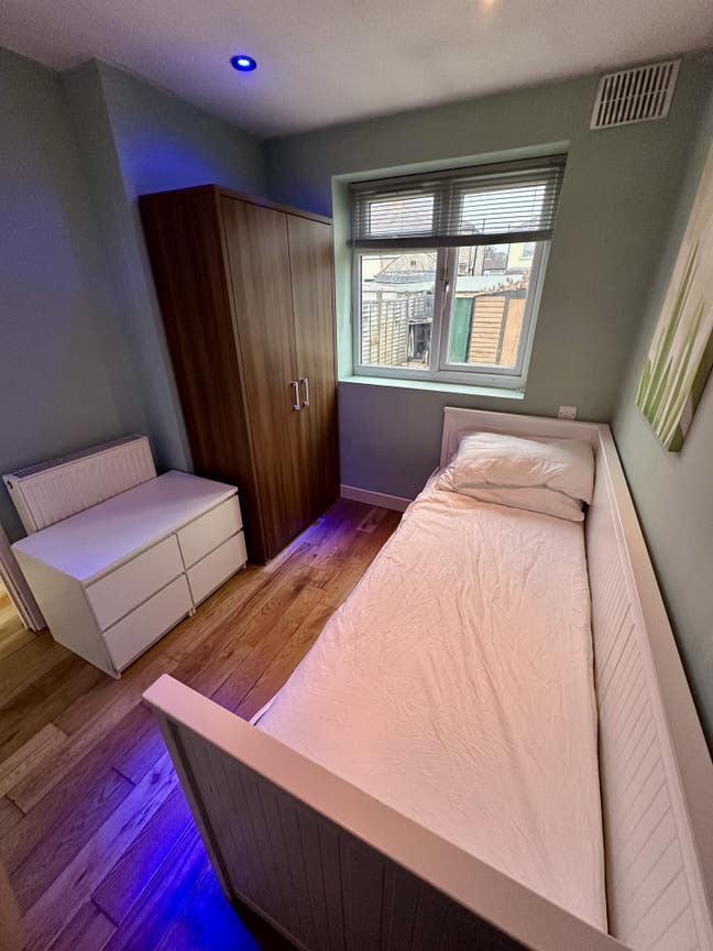 En-suite single room in a well‑kept house Main Photo