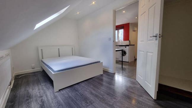 Studio Apartment to Let Main Photo