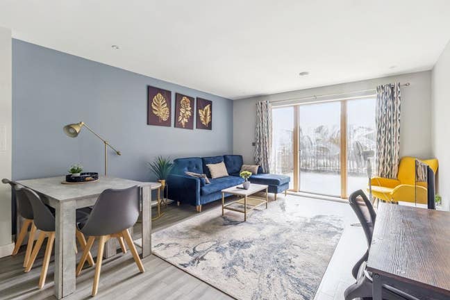 One Bedroom Flat in Slough - Huge Terrace Main Photo