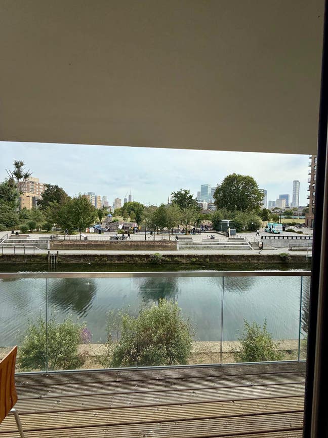 Two bed luxury apartment with balcony Canary Wharf Main Photo