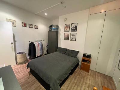 1 Spacious bedroom in a Brixton flat Main Photo