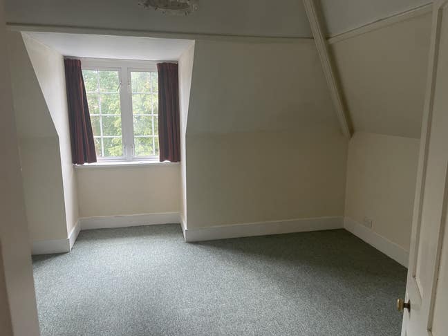 1 room available in Large property close to town Main Photo