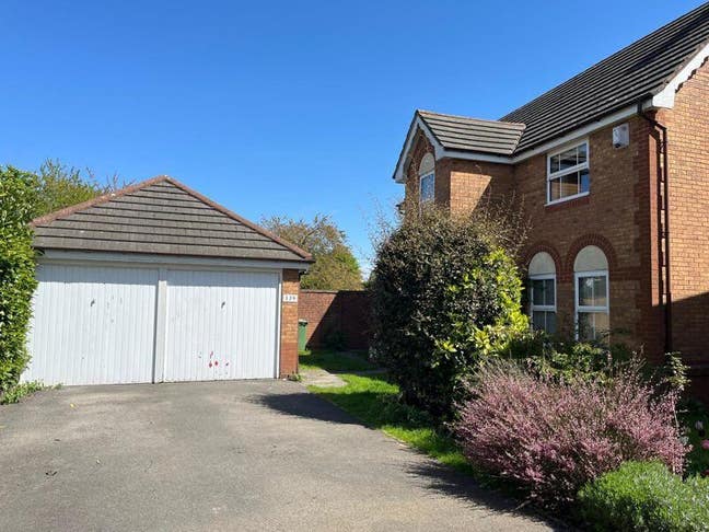 Double bedroom to rent within shared house Main Photo