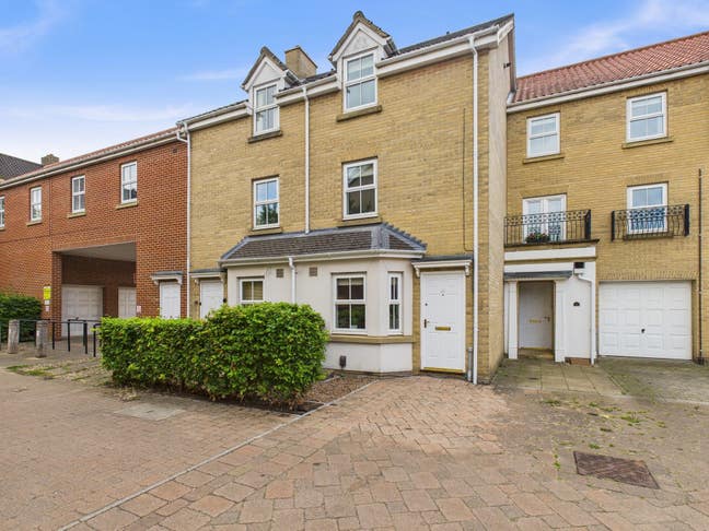 Bedrooms Available in a Newly Decorated Townhouse Main Photo