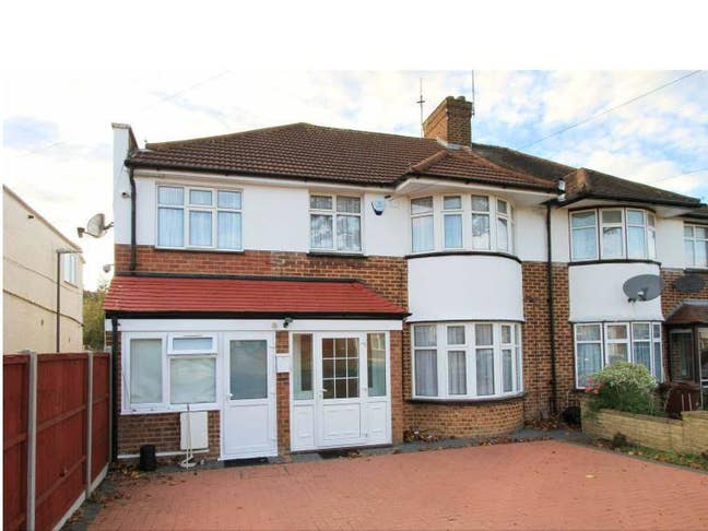 4 different rooms available in a house  Main Photo