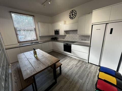 Brand NEW 6 Bedroom, 3 Bathroom Student House Main Photo