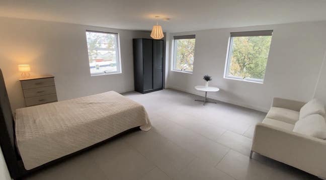 "Huge room in 6bed Penthouse with lounge, rooftop" Main Photo