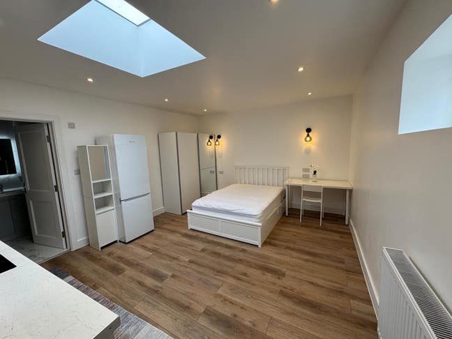 Modern Furnished En-suite Main Photo
