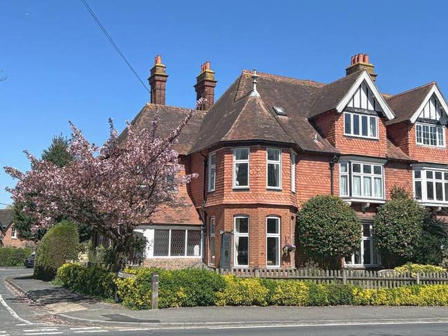 Spacious ensuite rooms, parking & bills included  Main Photo