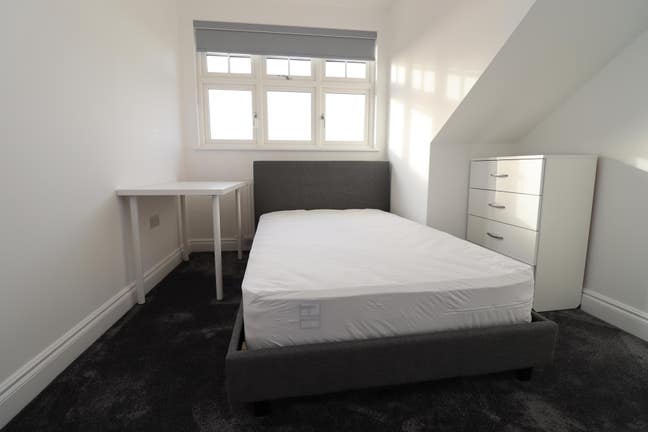 Bush Hill | Double Room | 5 Min Walk from Station  Main Photo