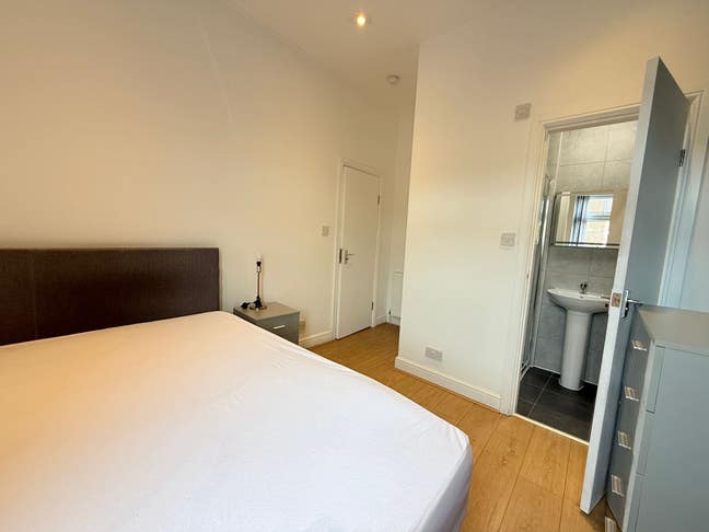 Amazing renovated en-suite rooms! Main Photo