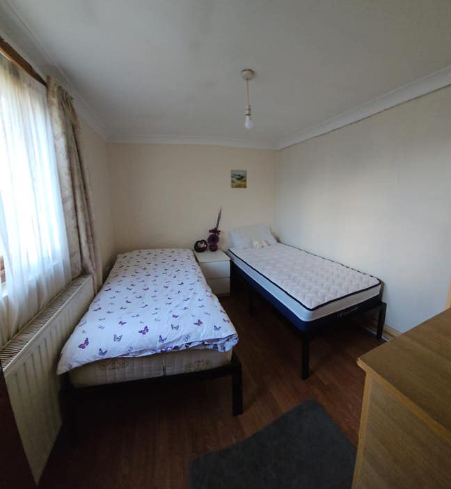 Double room available in clean House Main Photo
