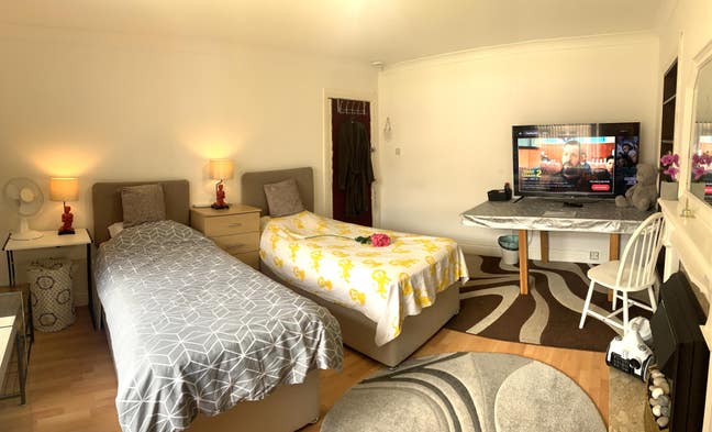 Spacious room ground floor on street parking  Main Photo
