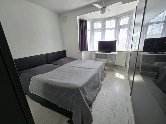 3 Double rooms 2 min walk from Fairlop station  Main Photo