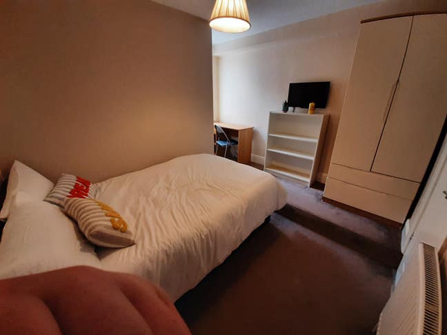En-suite Double Bedroom available now in B29 Main Photo