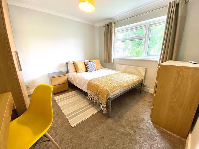 Lovely Double Room Close to 24 hour Bus/Town Main Photo