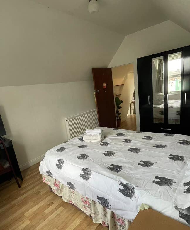 Lovely Double bedroom (Short - Term)  Main Photo