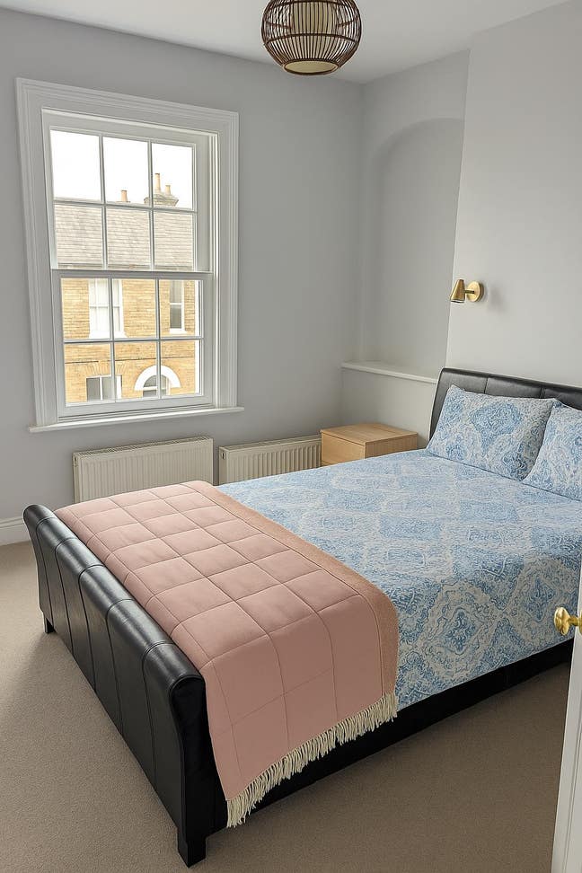 Bright Double Bedroom with Office Room Main Photo