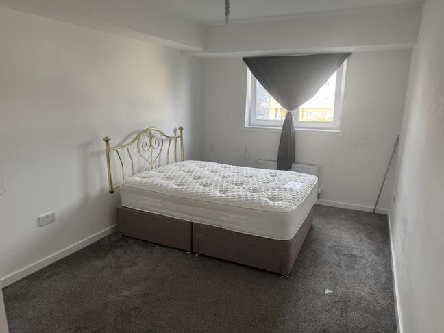 A double room in a 2 bedroom flat Main Photo