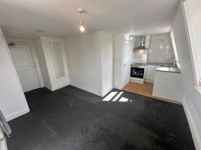 Top Floor Studio Flat. Most Bills Inc.  Main Photo