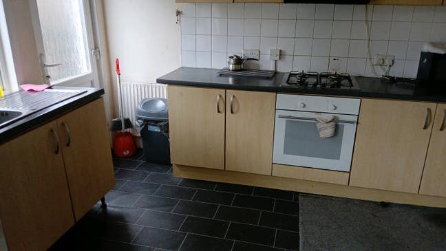 2 rooms available in LU4 Main Photo