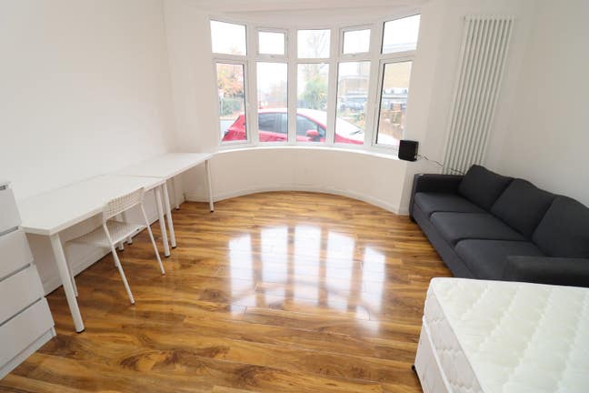 3 Beautiful Rooms - Living Space + Garden! Main Photo